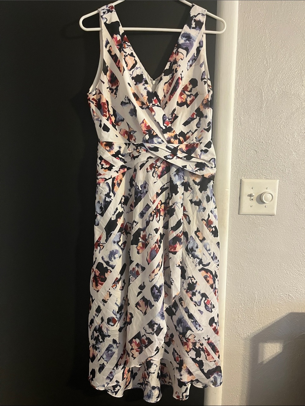 White House Black Market Floral White V-Neck Sleeveless Wrap Midi Dress